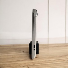 Woodsuppco Dikey Laptop Tutucu Ahşap, Notebook Standı, Ahşap Laptop Tutucu, Macbook Standı - Siyah