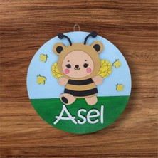 KIYIBUCAK Kişiye Özel Ahşap Kapı Süsü – Sevimli Arı Temalı