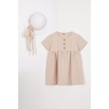 Bisiklet Yaka Düğmeli Şapka Aksesuarlı Bej Renk Kız Çocuk Keten Elbise