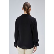 Emmas Clothing Kadın Siyah Büzgülü Kol Dantenli Yaka Detaylı Dokuma Gömlek