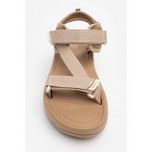 Nişantaşı Shoes S-Step Koyu Bej Çapraz Detay Cırtlı Kalın Taban Kadın Sandalet