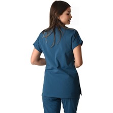 Moriki Petrol Mavisi Likralı Scrub Takımı – Esnek, Rahat ve Şık Doktor & Hemşire Forması