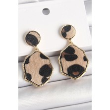 Clariss Pirinç Gold Renk Sallantı Leopar Desen Plaka Model Kadın Küpe