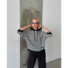 Çizgili Siyah Beyaz Kapuşonlu Oversize Sweatshirt