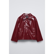 Kız Çocuk Parlak Deri Görünümlü Ceket – Düğmeli, Şık ve Trend