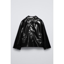 Kız Çocuk Parlak Deri Görünümlü Ceket – Düğmeli, Şık ve Trend