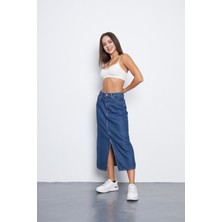 Kutaf Mavi Önden Yırtmaçlı Midi Boy Denim Etek