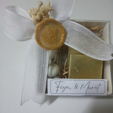 Beyaz Kraft Kutulu Badem Şekerli -Çikolatalı Gold Mühürlü Düğün, Nişan, Nikah, Kına Hediyelik