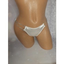 Beyaz Kenarları Parlak Taşlı Saten Kadın Tanga Külot.şık Tasarım Rahat Kullanım.Taşların dıkkat çekici pırıltısıyla şıklık katan kullanımı rahat saten şıklığı