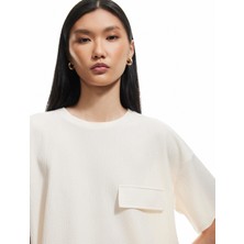 Koton Aplike Detaylı Dokulu Bisiklet Yaka Kısa Kollu Tişört