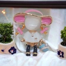 Sibelya Aksesuar Sedef Kaplama '' Pembe Başlıklı Kız '' Figürlü Broş