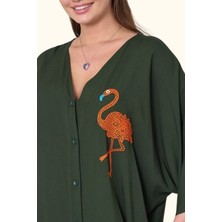 Keyifli Moda Kadın Haki V Yaka Önü ve Sırtı Flamingo Nakışlı Cepli Oversize Uzun Gömlek Elbise
