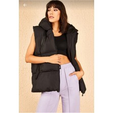 Kadın Siyah Geniş Kalıp 3 Cepli Kapüşonlu Kolsuz Şişme Yelek