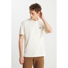 %100 Pamuk Relaxed Fit Geniş Kesim Bisiklet Yaka Minimal Logo Kırık Beyaz Tişört