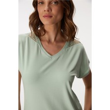 Kadın Mint Rengi V Yaka Omuz Dantel Detaylı Alt Kısmı Çicek Desenli Pijama Takımı