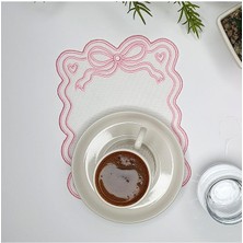 Decofav Fiyonk Tasarım Beyaz Renk Pembe Nakışlı Kumaş Kokteyl Peçetesi 1 Adet