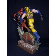 Deadpool vs Wolverine Diorama Figürü – El Yapımı Koleksiyonluk Marvel Sahnesi 30x25x7 cm (Bal Kervanı)