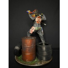 Rust Yol Tabelası Zırhlı Figür – El Yapımı Diorama Koleksiyon Heykeli 25x18x18 cm (Bal Kervanı)