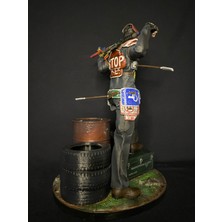 Rust Yol Tabelası Zırhlı Figür – El Yapımı Diorama Koleksiyon Heykeli 25x18x18 cm (Bal Kervanı)