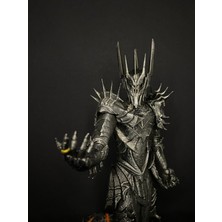 Sauron Figürü – Kafatası Zeminli El Yapımı Yüzüklerin Efendisi Koleksiyon Heykeli 30x22x15 cm (Bal Kervanı)
