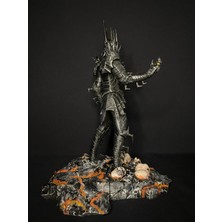 Sauron Figürü – Kafatası Zeminli El Yapımı Yüzüklerin Efendisi Koleksiyon Heykeli 30x22x15 cm (Bal Kervanı)