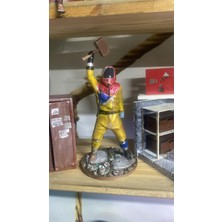 Rust Hazmat Kostümlü Figür – Çekiçli Thor Pozlu El Yapımı Koleksiyon Heykeli 20x10x10 cm (Bal Kervanı)