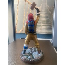 Rust Hazmat Kostümlü Figür – Çekiçli Thor Pozlu El Yapımı Koleksiyon Heykeli 20x10x10 cm (Bal Kervanı)