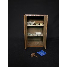 Rust Alet Dolabı Diorama Figürü – El Yapımı Mini Set + Kaynak Detayları 12X7.3X5.7 cm (Bal Kervanı)