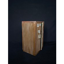 Rust Alet Dolabı Diorama Figürü – El Yapımı Mini Set + Kaynak Detayları 12X7.3X5.7 cm (Bal Kervanı)