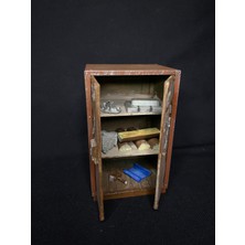 Rust Alet Dolabı Diorama Figürü – El Yapımı Mini Set + Kaynak Detayları 12X7.3X5.7 cm (Bal Kervanı)
