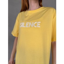 T-922 Sarı Beyaz Sılence Yazı Baskılı Salaş Pamuklu Tişört