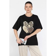 Gülseli Ön Leopar Desen Kalp Baskılı Bisiklet Yaka Kadın Tişört