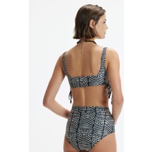 Yargıcı Kare Yaka Bikini Üstü