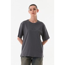 Üçgen Nakışlı Bisiklet Yaka Oversize Tişört