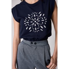 Kadın T-Shirt Lacivert Beli Lastikli Vatkalı Görünümlü Önü Nakışlı Basic - 2507