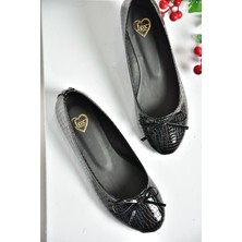 Fox Shoes S726056307 Siyah Yılan Baskılı Kadın Babet