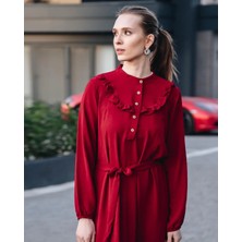MecModest Kadın Bordo Önü Düğmeli Kuşaklı Yakası Fırfırlı Jessica Ayrobin Elbise Şık