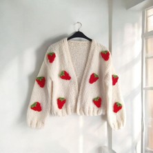 El Örgüsü Beyaz Renkli Çilekli Moher Hırka