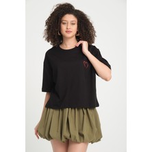 %100 Pamuk Bisiklet Yaka Kısa Kollu T-Shirt - Şık Kalp Detayı