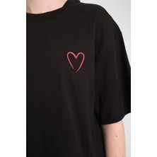 %100 Pamuk Bisiklet Yaka Kısa Kollu T-Shirt - Şık Kalp Detayı