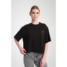%100 Pamuk Bisiklet Yaka Kısa Kollu T-Shirt - Şık Kalp Detayı