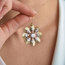 Nox Jewelry 14 Ayar Altın Kaplama Dokulu ve Taşlı Çiçek Tasarım Gümüş Kolye - CNS00619
