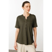 Desen Triko Kadın Yakası Düğmeli Penye T-Shirt 25764 Haki