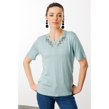 Desen Triko Kadın Açma Yaka Nakış Işlemeli Penye Bluz 25701 Kırmızı