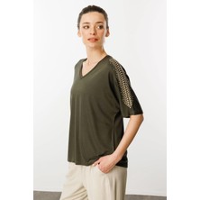 Desen Triko Kadın V Yaka Omuzları Taşlı Penye T-Shirt 25754 Haki