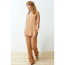 Camel Geniş Kesim V Yaka Bluz Straight/düz Kesim Pantolon Dokuma Alt-Üst Takım TWOSS24AU00023