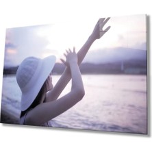 Marsilyan- Beyaz Şapkalı Kadın Cam Tablo