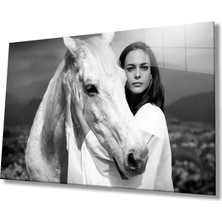 Marsilyan- Siyah Beyaz Insan Fotoğrafları Kadın ve Atand Horse