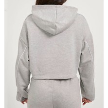 Kopüşonlu Şerit Biyeli Crop Sweatshirt