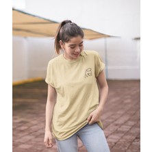 Terzili Giyin Sevimli Karakter Baskılı Kadın Tişört – Minimalist Çizim ile Özgün Stil